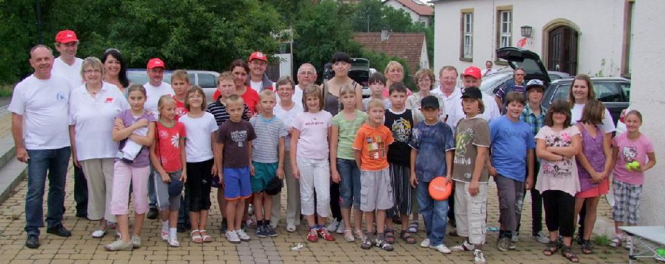 Unser Mitglied Andreas Anton (ganz links) mit Kindern aus der Nähe von Tschernobyl, die Urlaub im Saarpfalz-Kreis machten