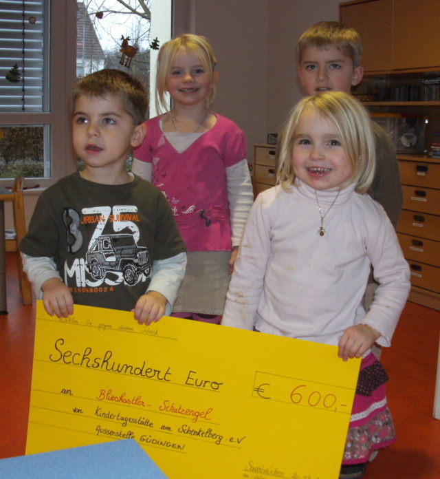 Kinder der Kindertagesstätte am Schenkelberg e.V. - Aussenstelle Güdingen - mit Spendenscheck</br>Leon (vorne links), Greta (vorne rechts), Lydia (hinten links) und Benjamin (hinten rechts)