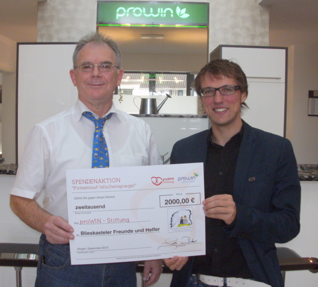 Klaus Port mit Pressesprecher Dominik Huber (rechts) des Direktvertriebsunternehmens proWIN Winter GmbH bei der Scheckübergabe