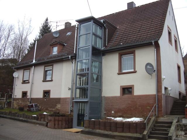 Blick auf den Senkrechtaufzug über 3 Etagen (Keller, Erd- und Dachgeschoss) am Wohnhaus von Fam. Wolf
