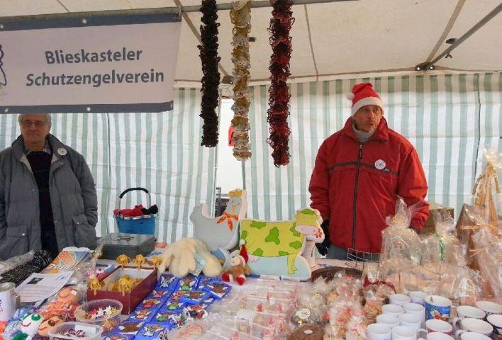 ...engagierter Einsatz unserer Vereinsmitglieder Jürgen Eicher (rechts) und Heinz Braun in unserem 'weihnachtlich bestückten' Verkaufsstand...