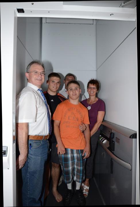 im neuen Aufzug: Klaus Port, Jannik`s Bruder, Jannik, Diana Eicher - im Hintergrund hinter Jannik: Peter Geble (Foto: F. Brabänder)