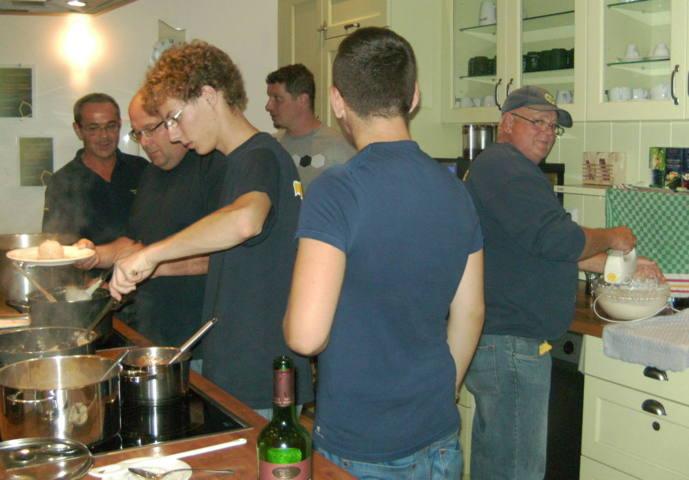 ...unsere engagierten Freunde vom THW Aßweiler beim Zubereiten des Essens...