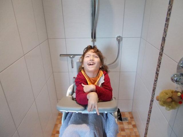 unser Foto zeigt, wie sehr sich die 9jährige Paula über ihre neue Dusche freut