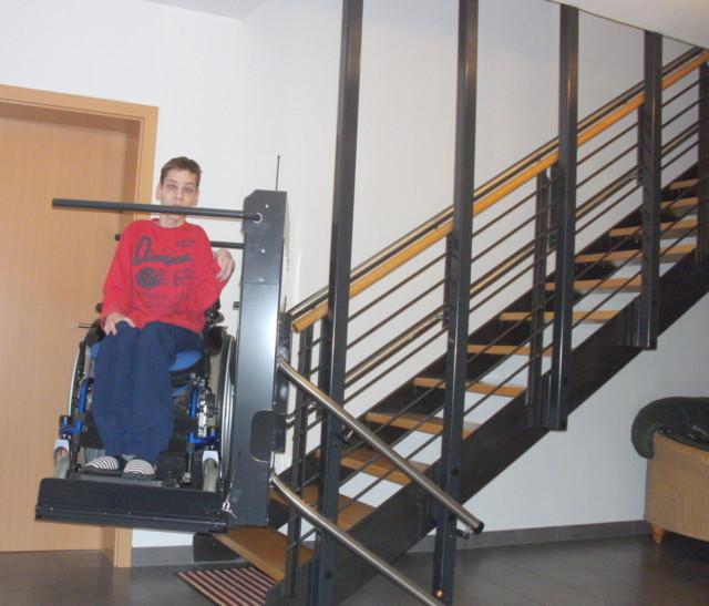 Sebastian in seinem Rollstuhl auf dem neuen Pattformlift