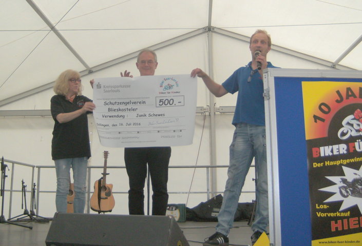 Das Foto der Spendenübergabe zeigt (von links nach rechts): Heike Sommer (Biker SaarLorLux e. V.), Klaus Port und Stefan Baumann (2. Vorsitzender der Biker SaarLorLux e. V.)