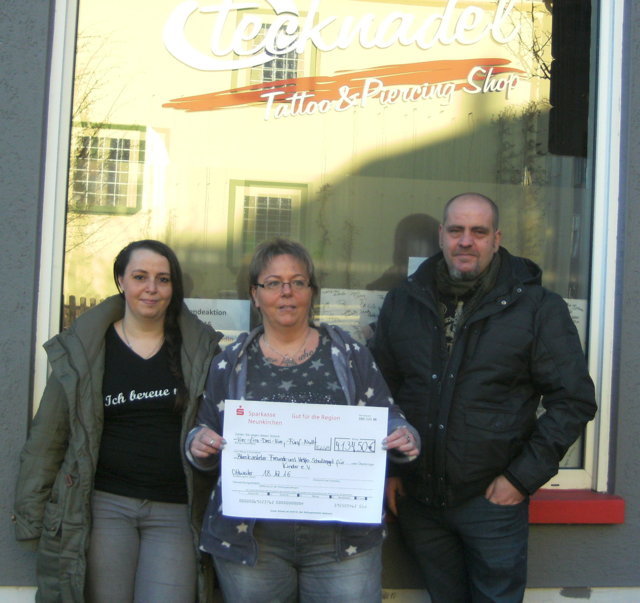 Spendenübergabe beim Tattoo & Piercing Shop Stecknadel in Ottweiler mit (von links nach rechts): Kathrin Götzinger, Chefin Heike Bauermann und Sascha Götzinger