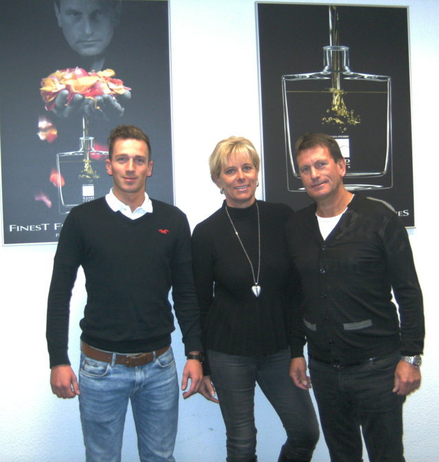 Spendenübergabe bei der Jean-Pierre Sand GmbH mit (von rechts nach links): Geschäftsführer Hans-Peter Sand, Gattin Birgit und Sohn Etienne