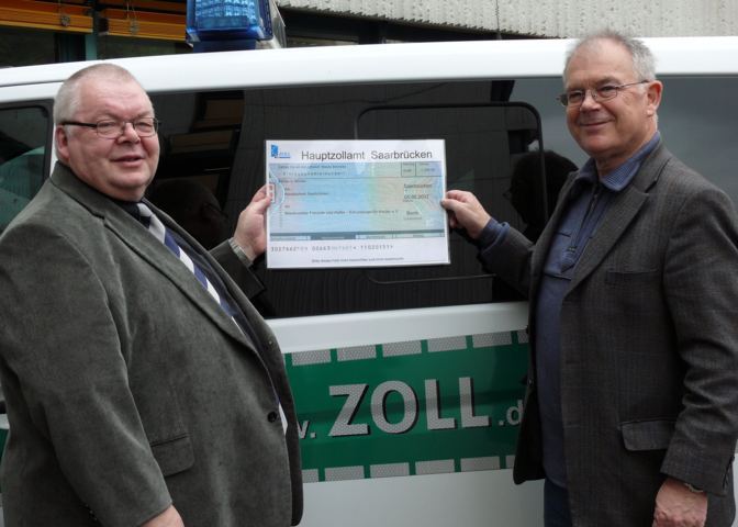 Der Leiter des Hauptzollamtes Saarbrücken, Hans Barth, überreicht die 1.300 Euro-Spende an unseren 1. Vorsitzenden Klaus Port