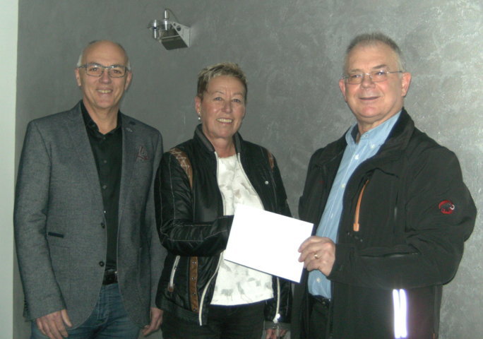 Das bei der offiziellen Spendenübergabe entstandene Foto im Bexbacher Familienunternehmen LUX Logistik e.K. zeigt (von links nach rechts) Firmengründer Michael Lux mit Gattin Monika Lux sowie Klaus Port