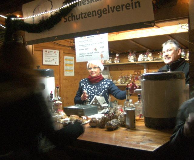 unsere fleißigen Helfer Andrea Roos (links) und Hubert Schewes in unserem weihnachtlich geschmückten Verkaufshäuschen...