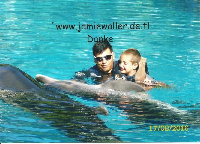 Das Foto zeigt den 10jährigen Jamie Waller mit einem Therapeuten und einem Delfin im August 2016 in Kemer