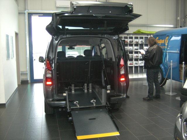 Das Foto zeigt das Heck des neuen Citroen Berlingo mit Rollstuhlrampe bei Auslieferung im Autohaus Deckert in Blieskastel-Aßweiler