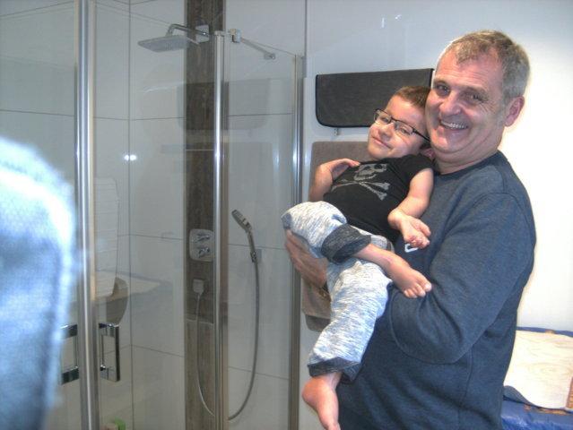 Bei der 'offiziellen Spendenübergabe' am 03.02.2017 zeigten sich Noel und unser Vorstandsmitglied Peter Geble mit dem gelungenen modernen Badezimmer sehr zufrieden