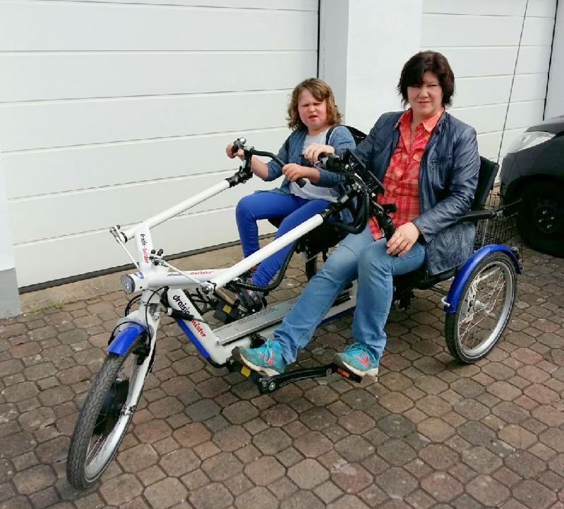Hannah freut sich riesig, dass sie mit ihrer Mama Kerstin auf dem neuen Therapie-Doppel-Dreirad die Umgegend erkunden kann