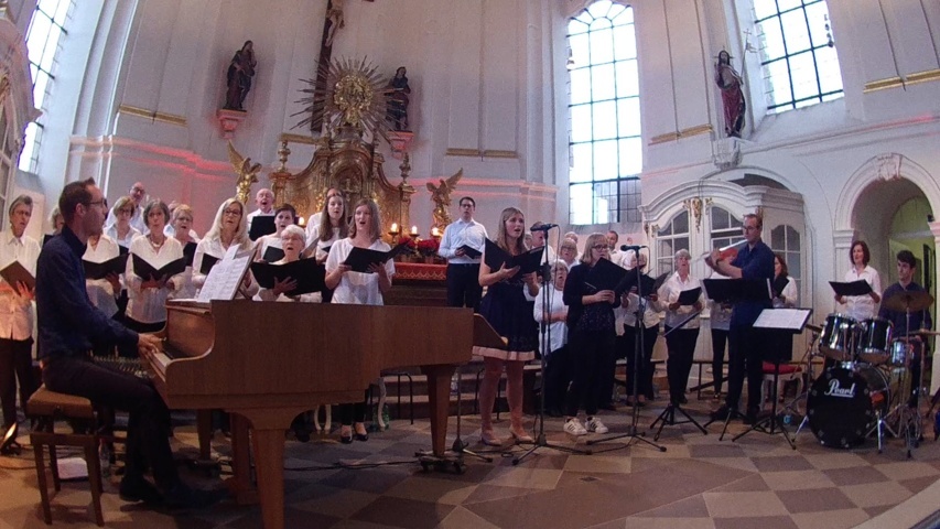 Die während des Benefizkonzertes entstandene Aufnahme zeigt den Chor der Schlosskirche Blieskastel und das Ensemble Nova Cantica mit der Bandbesetzung Klavier, Schlagzeug, Querflöte und Gesang