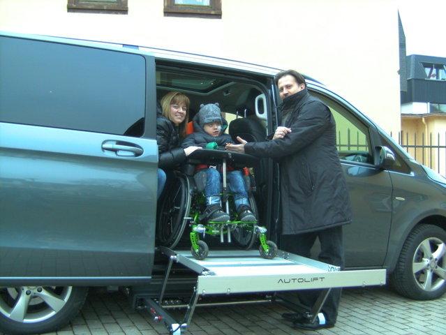 Das Foto zeigt den 6jährigen Lukas mit seinen Eltern Stefanie und Sascha F. bei ihrer Ankunft am 08.02.2018 vor unserer Schutzengel-Geschäftsstelle in Blieskastel