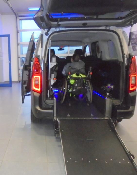 Max kann jetzt mühelos mit der neuen Rampe ins Fahrzeuginnere gelangen und im Rollstuhl sitzend sicher transportiert werden (Bildrechte: Klaus Port)