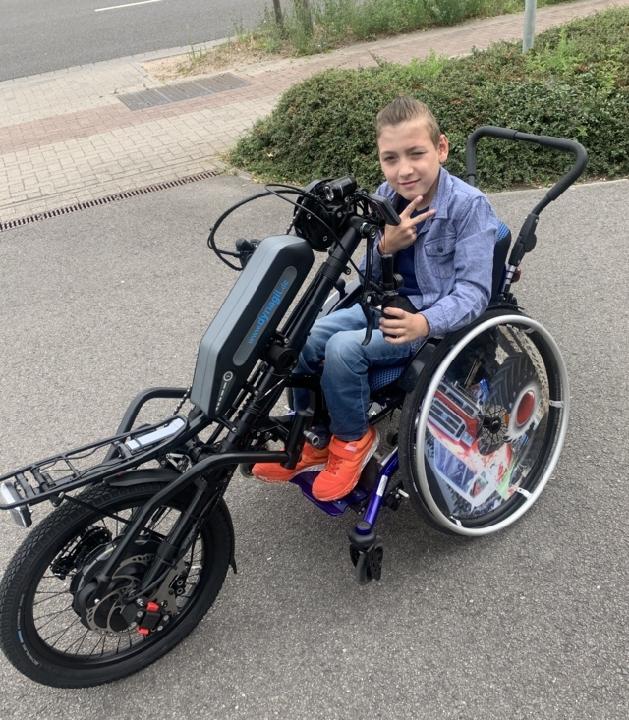 Der 9jährige Moritz ist mit seinem E-Handbike überglücklich und hat schon zahlreiche Ausfahrten mit seinem 'neuen Gefährt' unternommen (Bildrechte: Klaus Port)