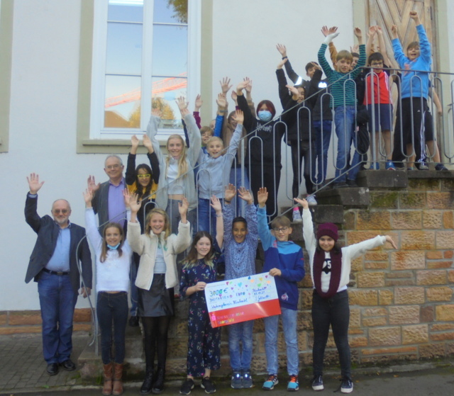 Das Foto der Spendenübergabe zeigt Schülerinnen und Schüler der Klasse 6 c mit Direktor Christoph Kohl (links im Bild) (Bildrechte: Klaus Port)