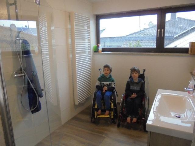 Stolz präsentierten Luca (links) und Fynn 'ihr' barrierefreies Badezimmer mit ebenerdiger Dusche (Bildrechte: Klaus Port)