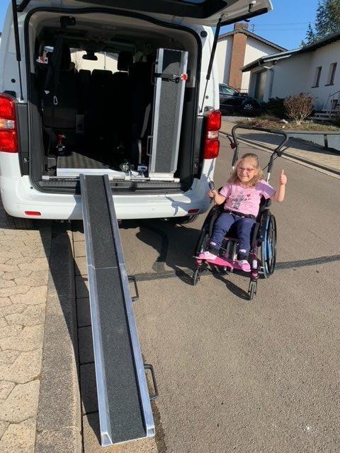 Jetzt kann Lilly problemlos mit Rollstuhl über Auffahrrampen ins Fahrzeugheck geschoben werden (Bildrechte: Klaus Port)