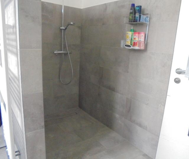 ...zeigt einen Teilbereich des großräumigen neuen Badezimmers mit der ebenderdigen Dusche... (Bildrechte: Klaus Port)
