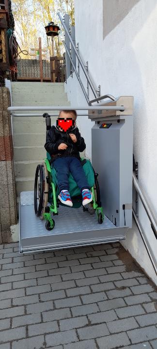 Mit dem neuen Plattform-Lift gelangt Domenik im Rollstuhl sitzend problemlos ins Wohnhaus (Bildrechte: Klaus Port)