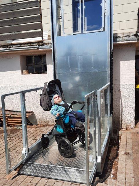 Mittels des außen am Gebäude angebrachten Senkrechtliftes gelangt Jakob nun problemlos im Rollstuhl sitzend direkt in sein Zimmer (Bildrechte: Klaus Port)