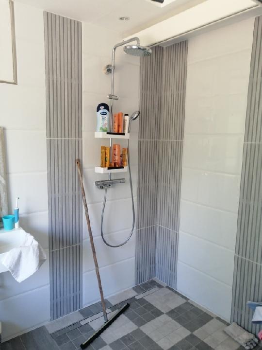 Die großzügig dimensionierte ebenerdige Dusche mit der Möglichkeit, Umaymah auf einer speziellen Rolliege duschen zu können, ist eine enorme Verbesserung und Erleichterung im schwierigen Alltag der sympathischen Familie (Bildrechte: Klaus Port)