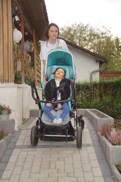 Das Foto zeigt den kleinen Ben im Buggy mit seiner jüngsten Schwester Amelie beim Befahren der barrierefreien Rampe (Bildrechte: Klaus Port)
