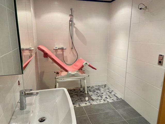 In der neuen, großzügig dimensionierten ebenerdigen Dusche kann Johanna nun problemlos in ihrer Rollliege geduscht werden (Bildrechte: Klaus Port)