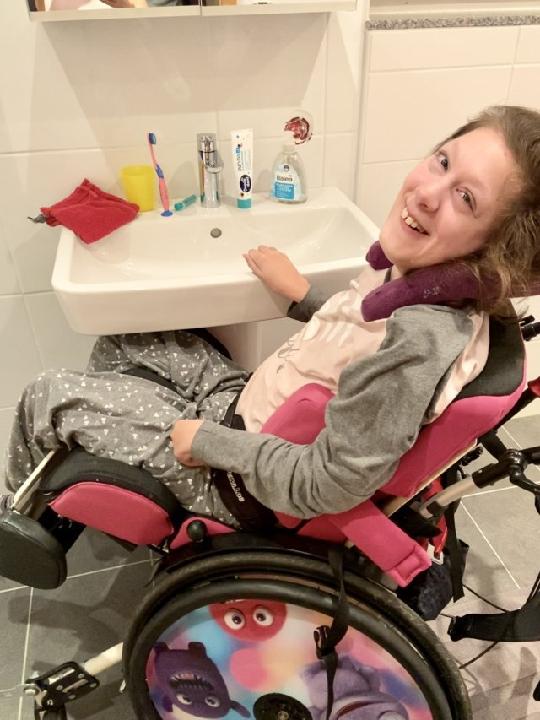Im Rollstuhl sitzend kann Johanna nun am Waschbecken Hande waschen und ihre Zähne geputzt bekommen (Bildrechte: Klaus Port)