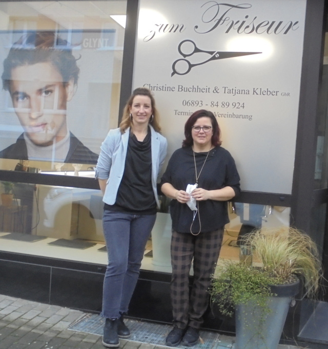 Das bei der Spendenübergabe gefertigte Foto zeigt Christine Buchheit (rechts) und Tatjana Kleber vor ihrem Ensheimer Frisörsalon 'Zum Friseur' (Bildrechte: Klaus Port)