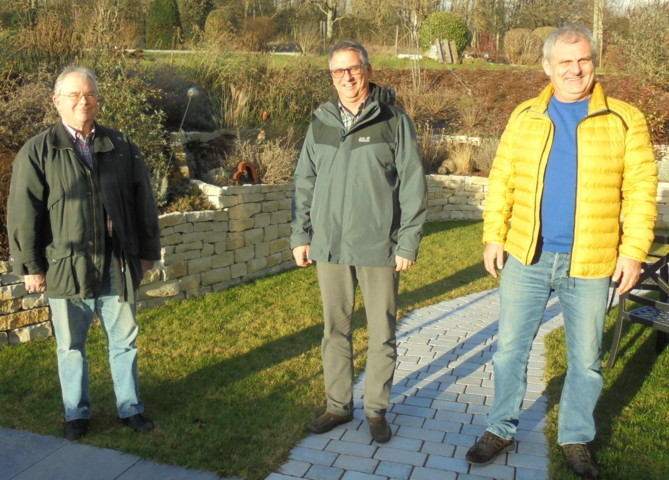 Bei der offiziellen Spendenübergabe freuten sich Erik Werny (Bildmitte) mit Klaus Port und Peter Geble (rechts) (Bildrechte: Klaus Port)
