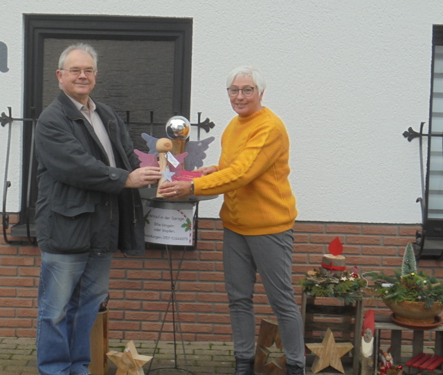 Klaus Port bedankte sich bei der 600 Euro-Spendenübergabe am 19.12.2022 bei Renate Berger und Allen, die einen Beitrag zu der großartigen Aktion geleistet haben (Bildrechte: Klaus Port)