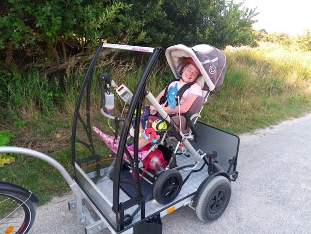 Kiara freut sich, dass sie jetzt im neuen Fahrrad-Anhänger auch bei Ausflügen ihrer Familie mit dem Rad mitgenommen werden kann (Bildrechte: Klaus Port)