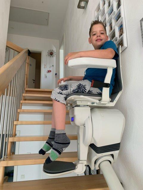 Seit Ende Juni 2022 kann Oskar nun ohne Hilfe problemlos mit dem Lift ins Ober- bzw. ins Erdgeschoss fahren (Bildrechte: Klaus Port)