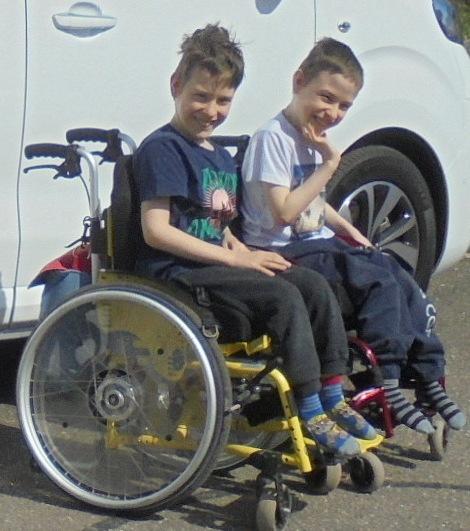 Mit dem Treppenlift erfolgt eine weitere finanzielle Unterstützung für Fynn und Luca, deren Familie zurückliegend jeweils mit 5.000 Euro beim behindertengerechten Badumbau (2020) und bei der Anschaffung eines behindertengerechten Autos (2021) geholfen wurde (Bildrechte: Klaus Port)