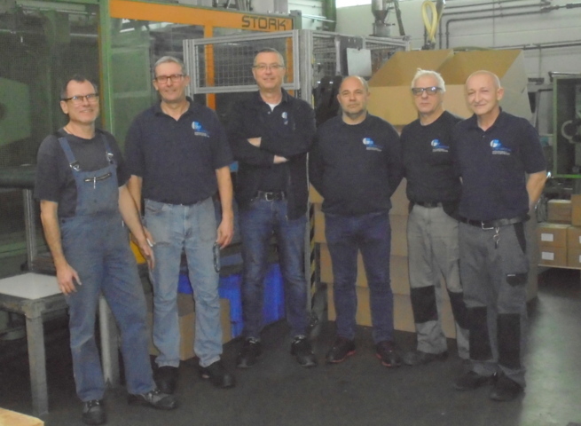 Das von Klaus Port bei der offiziellen Spendenübergabe gefertigte Foto zeigt Mitarbeiter der Kunststoff-Spritzerei mit Firmenchef Michael Bost (3. von links) (Bildrechte: Klaus Port)